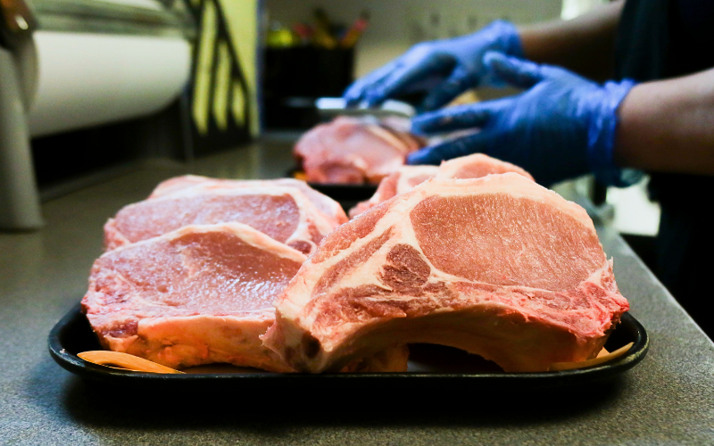 bone in pork chops in black meat tray